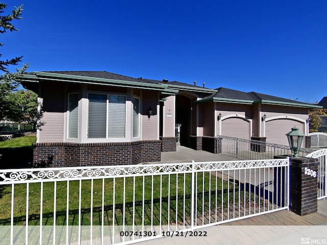 view of front of home featuring a front lawn and a garage