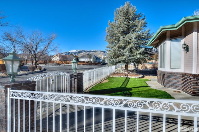 view of yard with a mountain view