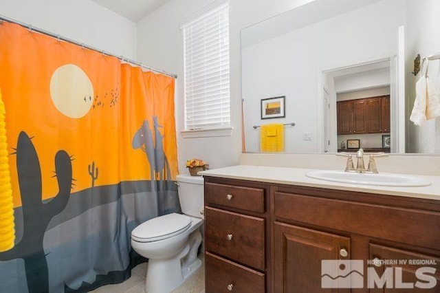 bathroom with curtained shower, toilet, and vanity