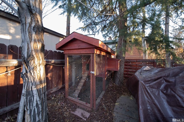 view of yard with an outdoor structure