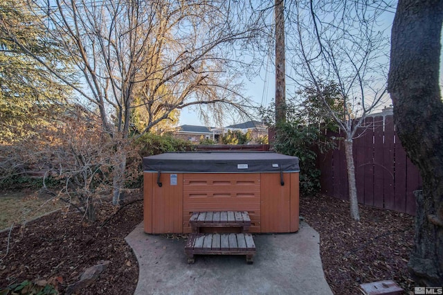 view of yard featuring a hot tub