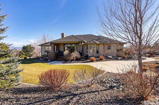 view of front of property with a front lawn