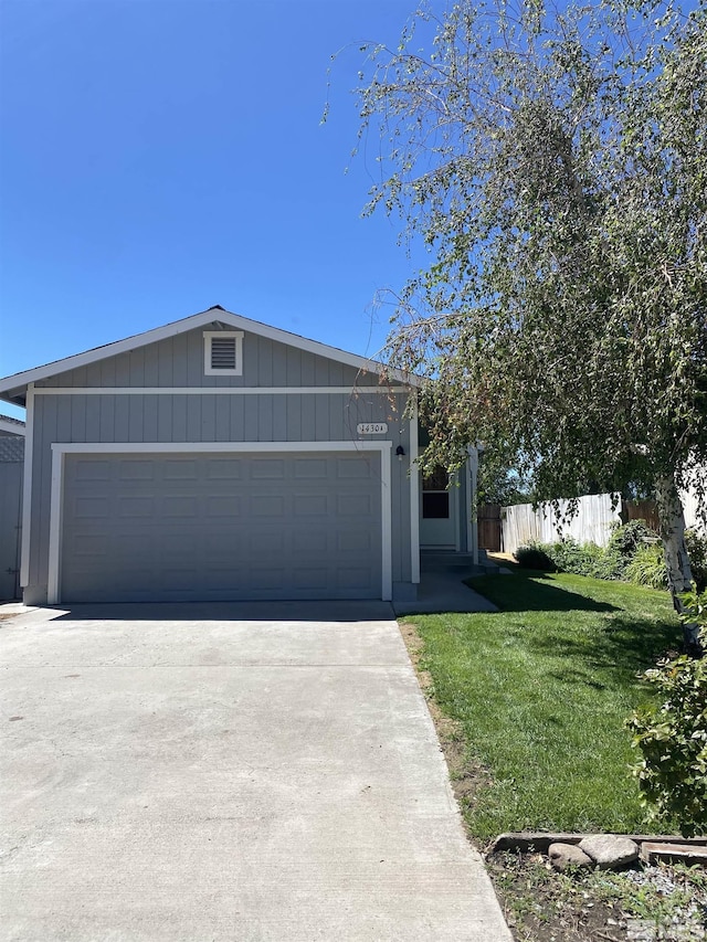 view of front facade featuring a garage and a front lawn