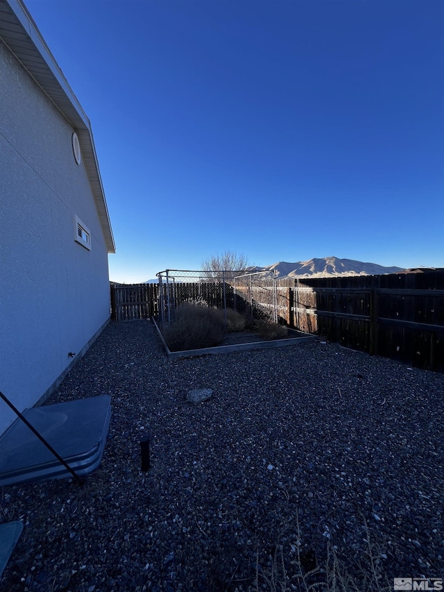 view of yard featuring a mountain view