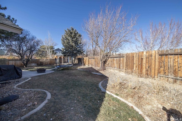 view of yard featuring a fire pit