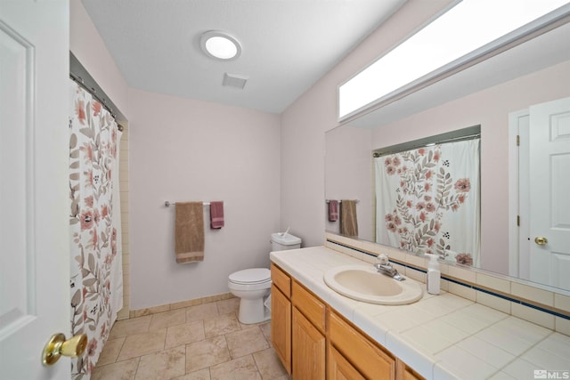 bathroom with toilet, a shower with shower curtain, and vanity