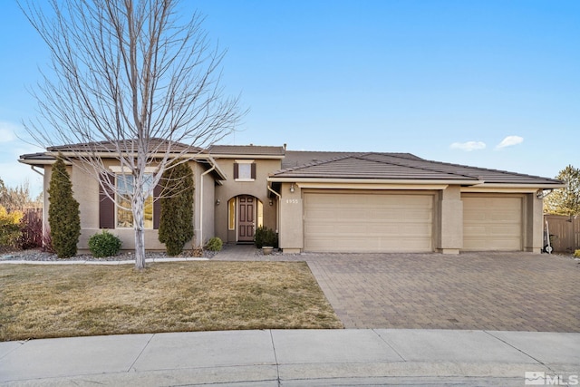 view of front of house featuring a garage and a front yard