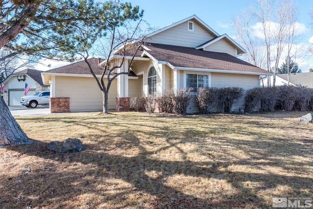 view of front of property with a front yard