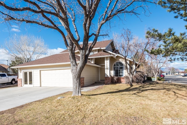 view of front of property featuring a front yard and a garage