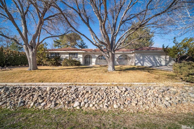 view of front of house featuring a front yard