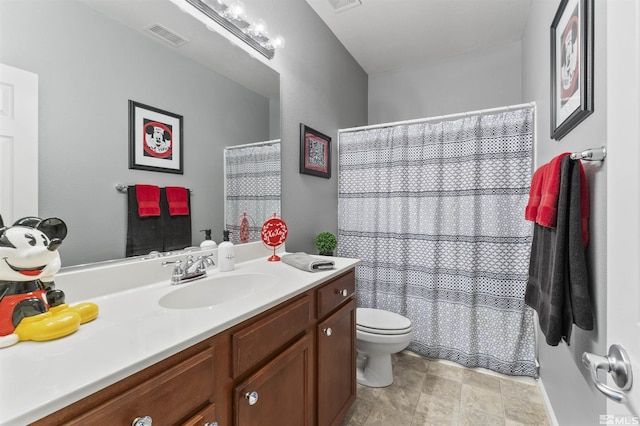 bathroom with toilet, a shower with curtain, and vanity