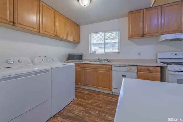 washroom featuring dark wood-type flooring, sink, and washer and dryer