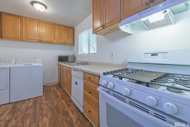 kitchen featuring sink, white appliances, dark hardwood / wood-style floors, ventilation hood, and washing machine and clothes dryer