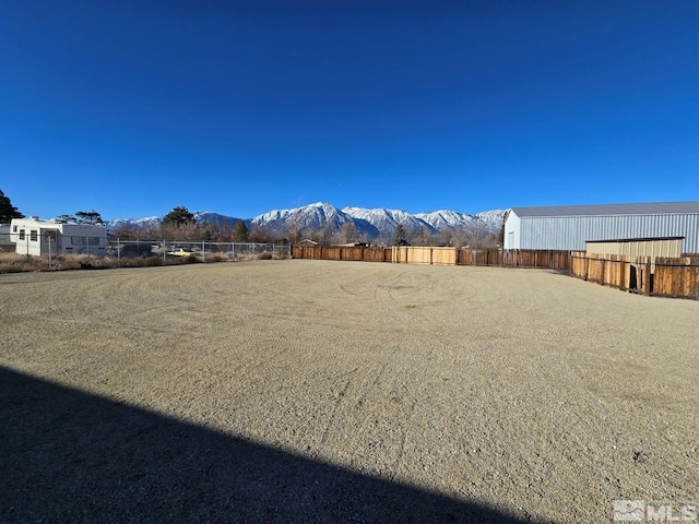 view of yard featuring a mountain view