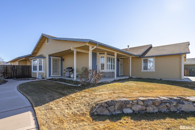 ranch-style house featuring a front yard