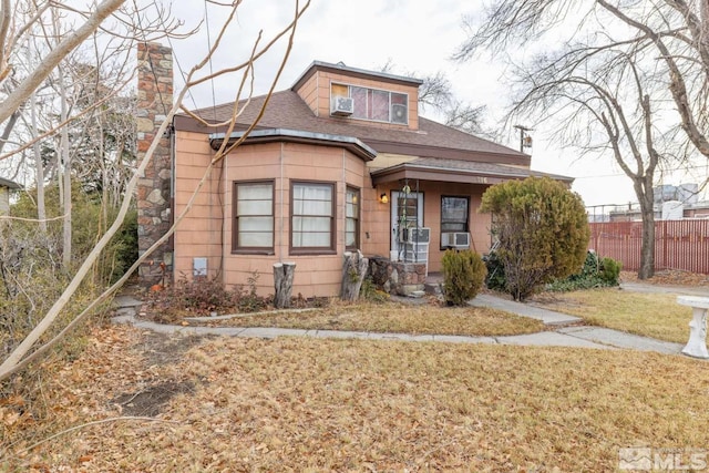 bungalow featuring a front lawn