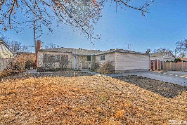 single story home featuring a front lawn