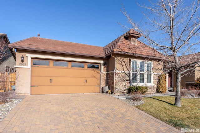 view of front facade featuring a garage