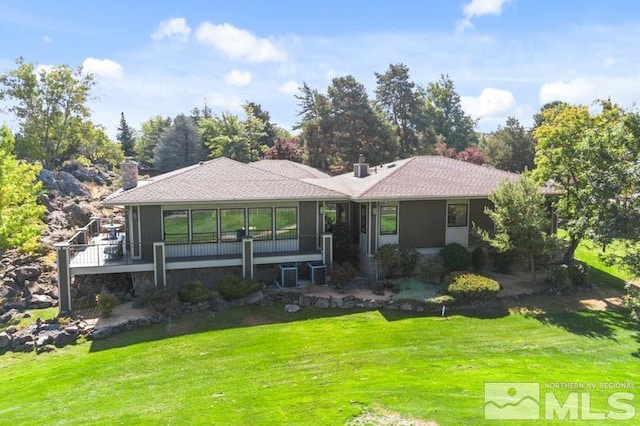 view of front of home featuring a front lawn