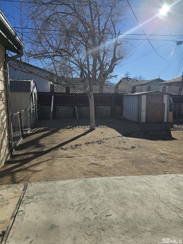 view of yard with a shed