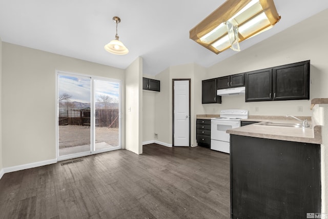 kitchen featuring dark hardwood / wood-style floors, decorative light fixtures, lofted ceiling, sink, and electric stove