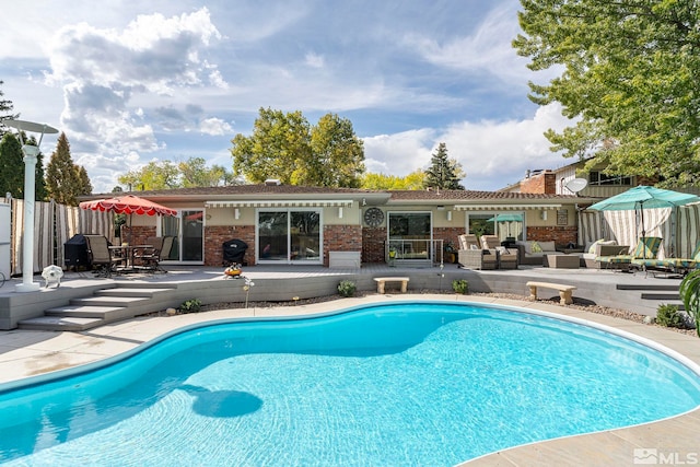 view of swimming pool with a patio and an outdoor hangout area