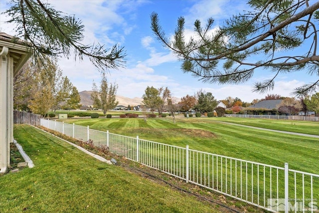 view of yard featuring a mountain view