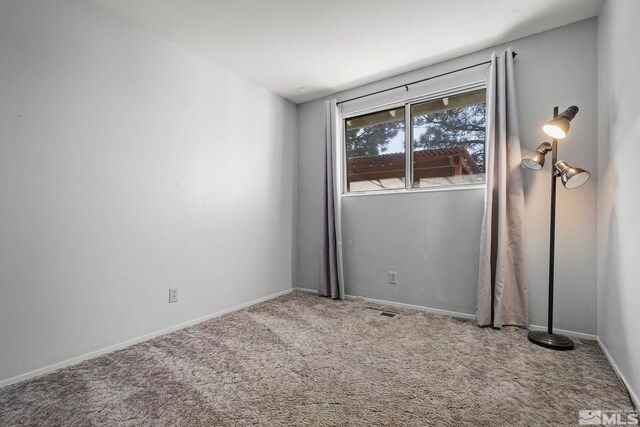 unfurnished room with carpet