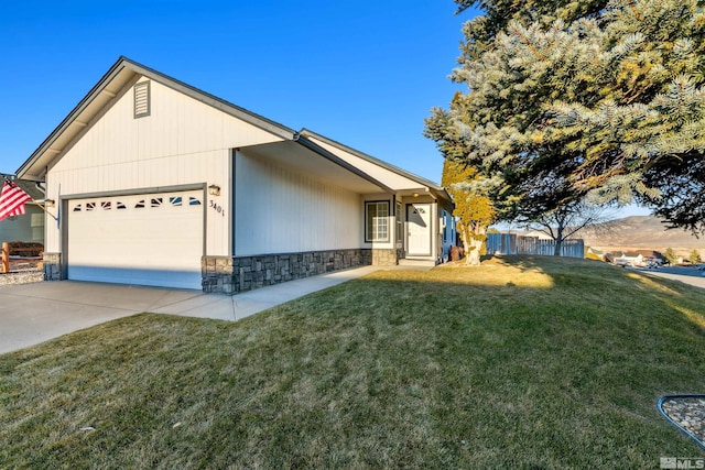 view of front of property featuring a garage and a front yard