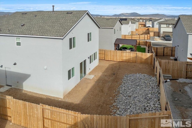 view of yard featuring a mountain view