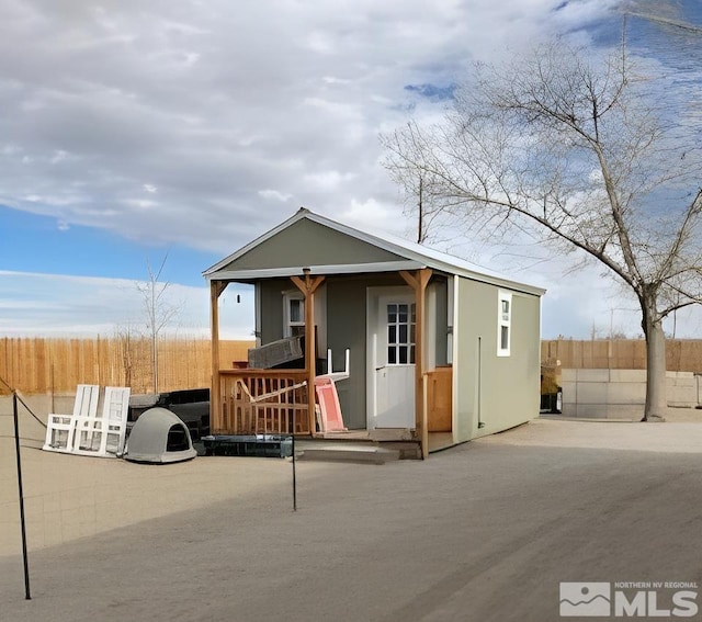 view of front of property featuring an outdoor structure