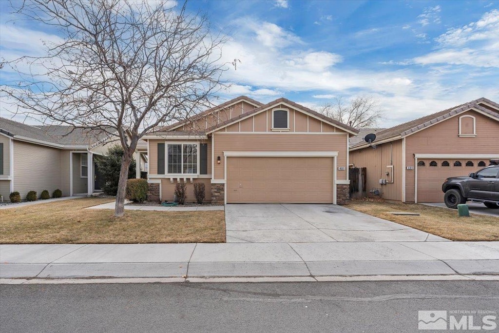 single story home with a front lawn