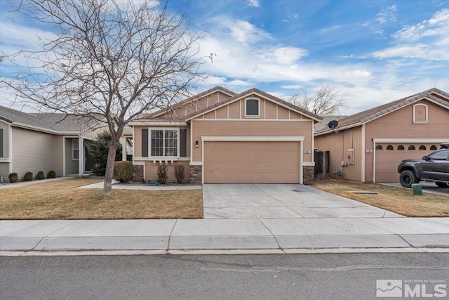 single story home with a front lawn