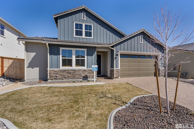 view of front facade with a garage and a front yard