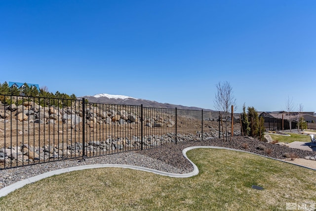 view of yard featuring a mountain view