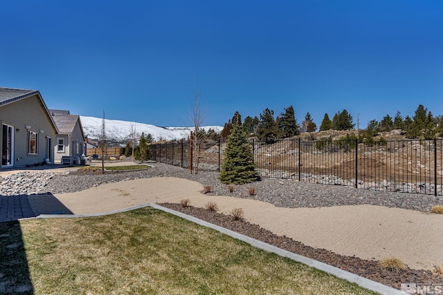 view of yard with a mountain view