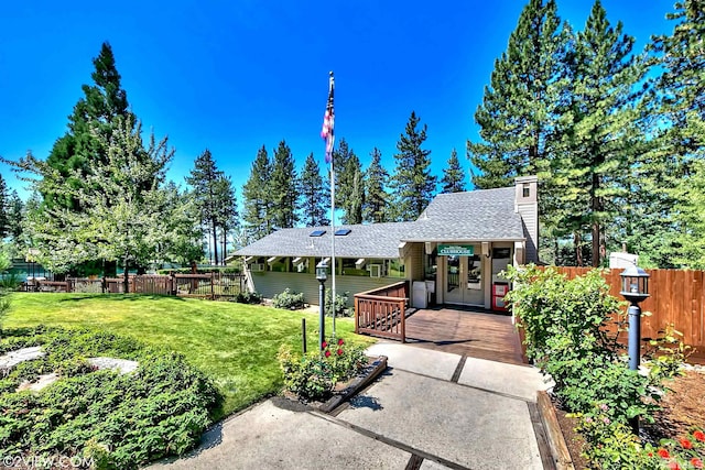 view of front of property featuring a front yard