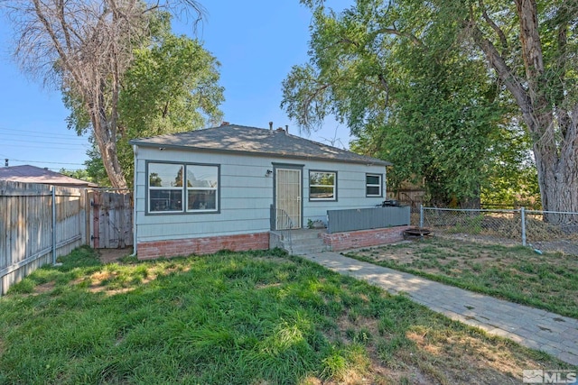 view of front of home featuring a front lawn