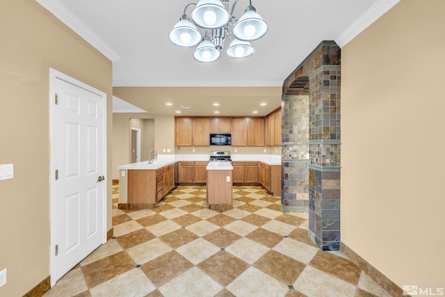 kitchen featuring crown molding, stainless steel range oven, an inviting chandelier, and kitchen peninsula