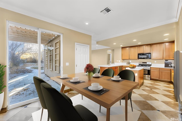 dining space with ornamental molding