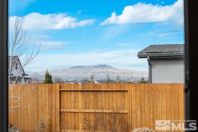 view of yard with a mountain view