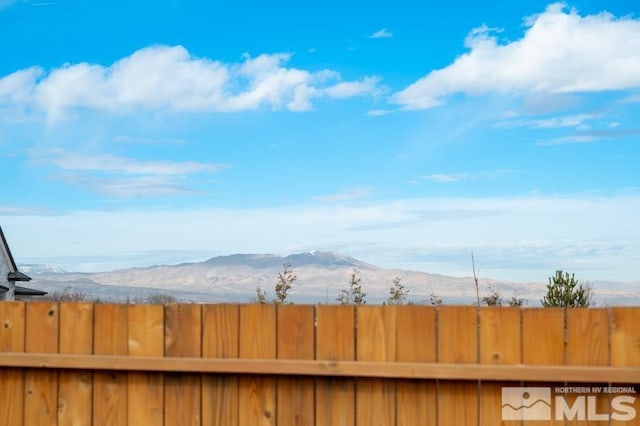 view of yard featuring a mountain view