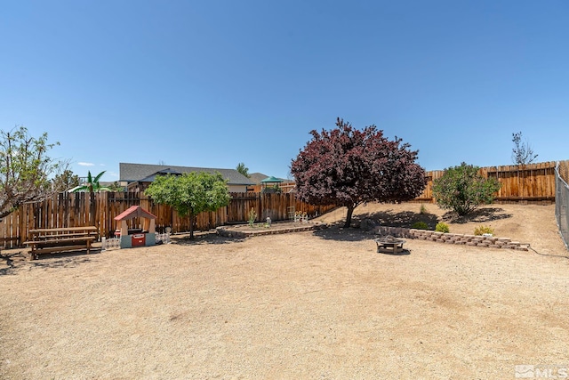 view of yard featuring an outdoor fire pit