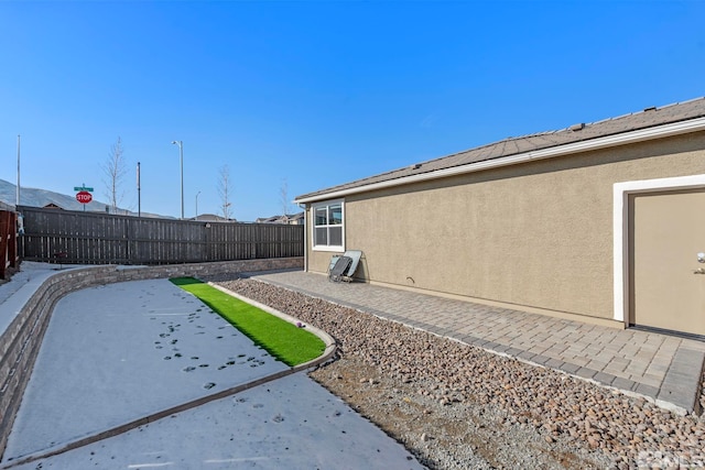 view of yard featuring a patio