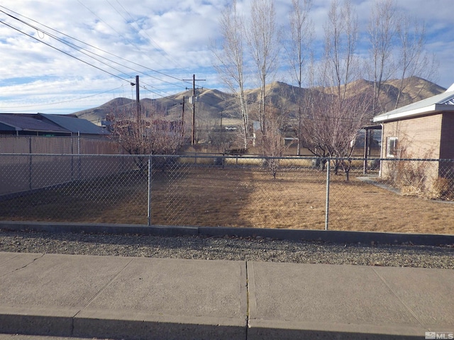 view of yard featuring a mountain view