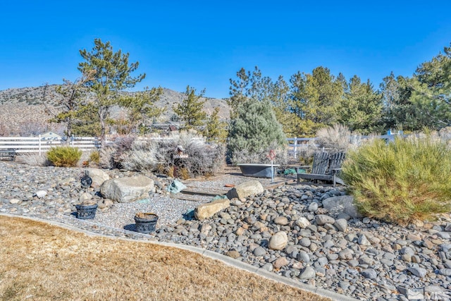 view of yard featuring a mountain view