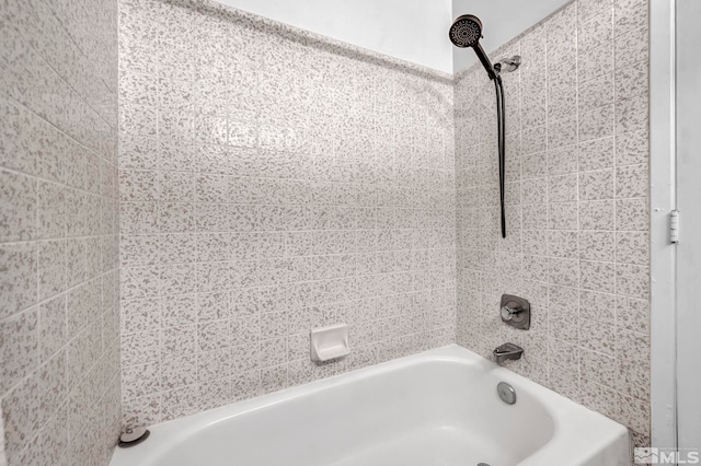 bathroom featuring tiled shower / bath combo