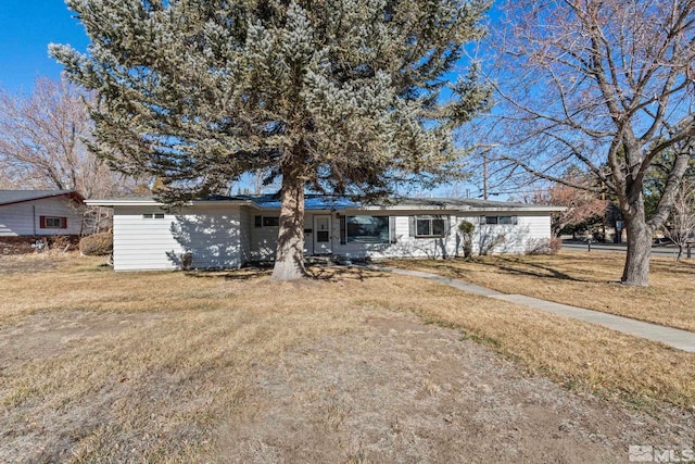 single story home with a front lawn