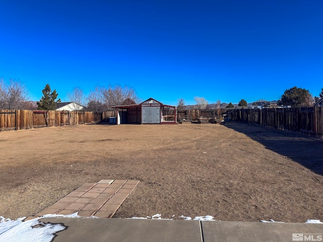 view of yard featuring a shed