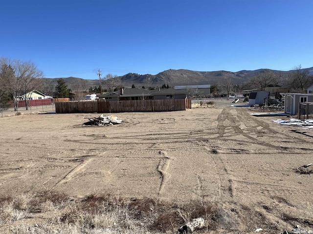 view of yard featuring a mountain view